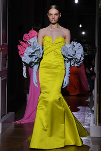 1703311388_ValentinoRunwayParisFashionWeekHaute3SX-4A5RkPex.thumb.jpg.8f4982bc3eeea44545a10407360c391d.jpg