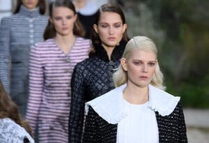 1719485289_ChanelRunwayParisFashionWeekHauteCoutureef9AgWdM_USx.thumb.jpg.81f8afb8c30139acb8b9d5a763c4c36c.jpg