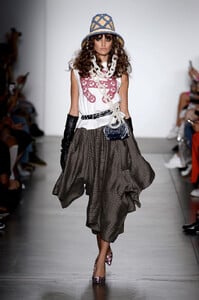 1721782741_LaurenceChicoRunwaySeptember2019NewYorkyFmtwVTpIB7x.thumb.jpg.a140334a8f66438e271e14e15c39ed69.jpg