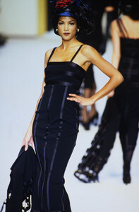 1731511915_chanel-fw-1992(4).thumb.jpg.88bdab354012531d9963ce3b5563d2b0.jpg