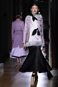 1731909066_ValentinoRunwayParisFashionWeekHautePyiUaRcYkBox.thumb.jpg.313ea0fa368004dba712dde885e38f7f.jpg