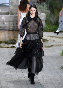 1739831991_ChanelRunwayParisFashionWeekHauteCouturerZ_D92kp2mkx.thumb.jpg.d638744cb58a2149471bf779a1ff0e57.jpg