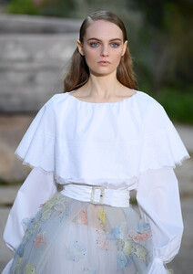 1754549020_ChanelRunwayParisFashionWeekHauteCoutureneOCIWaUm1vx.thumb.jpg.da58a7f7388fd2da2a63c7cbab26f26c.jpg