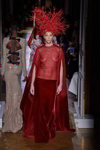 1757149194_ValentinoSpring2020cY35mjVXEHTx.thumb.jpg.ecf1f2344381f1cc0c16bc2dc963fd30.jpg