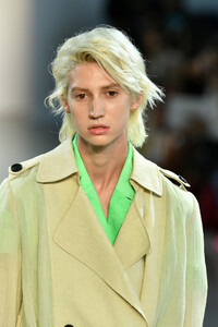 1758732463_DamoWangRunwaySeptember2019NewYorkFashionNAcU5zBIWEfx.thumb.jpg.96b74b29ecc14c0a29fe4298b11c3de2.jpg