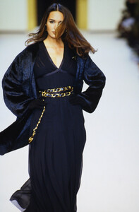 1765167861_chanel-fw-1992(1).thumb.jpg.208dede49b7d03a9569c2a6355b45491.jpg