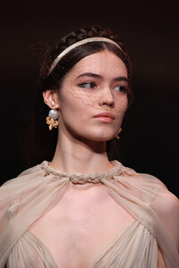 1765408761_DiorRunwayParisFashionWeekHauteCoutureYE9n1Q5LThQx.thumb.jpg.dd8191b5eb5ec5b50860d516da4fd075.jpg