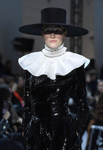 1769756109_AlexandreVauthierRunwayParisFashionWeekuyu6pEKtZqbx.thumb.jpg.e6ba031156475175942163a68657e80e.jpg