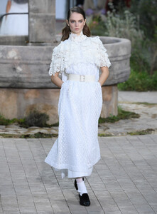 1775971190_ChanelRunwayParisFashionWeekHauteCoutureCL7SzdU7T9ox.thumb.jpg.5441f2c9d0cbe955e134870cee11e2ee.jpg