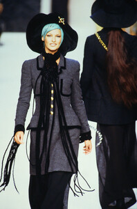 180828381_chanel-hc-fw-1992(14).thumb.jpg.0148983560090681858f6def30b39069.jpg