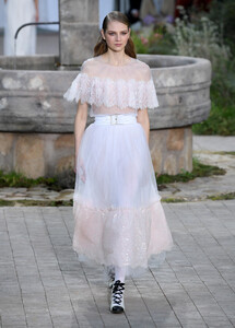 1820503851_ChanelRunwayParisFashionWeekHauteCouture74ujfP9QYzyx.thumb.jpg.ebf6a1d7a40791b2f93dad45c7bbb421.jpg