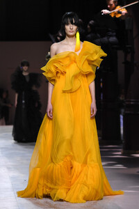 1824843546_GivenchyRunwayParisFashionWeekHauteCoutureUsQU8ImwKFrx.thumb.jpg.8c0a8b80e7efdd6a03f5caa2e013992d.jpg