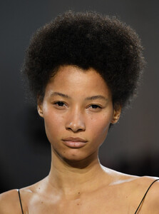 182971928_AlexandreVauthierRunwayParisFashionWeekSkC0ixO8DNyx.thumb.jpg.6a3e4ef5cd508229c1d883a3d4b3962a.jpg