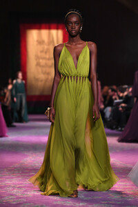 1832961979_DiorRunwayParisFashionWeekHauteCoutureHhHC3PNDhfQx.thumb.jpg.a26b70e9cba1deb00af469f02b0838c8.jpg