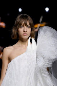 1839972866_GivenchyRunwayParisFashionWeekHauteCoutureuyDwpt6B_sNx.thumb.jpg.03ecee33912c05553c4d46dfc925f927.jpg