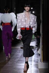 1846703827_ValentinoRunwayParisFashionWeekHauteUZTnP3KTsWvx.thumb.jpg.a72f4a35ffab09b8b7f98fc57c0bb6cb.jpg