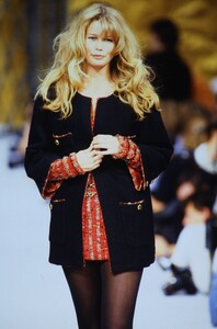 1855249328_chanel-hc-fw-1993(14).thumb.jpg.34769a7fbabbee1147f85220185114b7.jpg