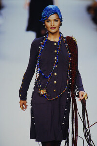 186363507_chanel-hc-fw-1992(3).thumb.jpg.627603377d04618d95d940a9b5229baf.jpg