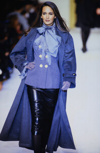 1873659531_chanel-fw-1992(6).thumb.jpg.52407e559a591e954fe3df82c357bbdf.jpg