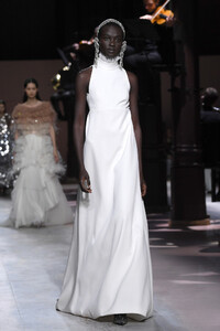 1876448765_GivenchyRunwayParisFashionWeekHauteCoutureEiizj8_knrSx.thumb.jpg.1e62f6ca76052f5deb76427b46b3967b.jpg