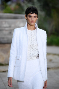 1877638015_ChanelRunwayParisFashionWeekHauteCoutureaJk3giQ10sfx.thumb.jpg.2363763022ed67ac434266da29dbcfbd.jpg