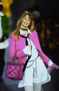 1886374895_chanel-fw-1993(1).thumb.jpg.bd591c84694bbe542c727ad569ffd0f5.jpg