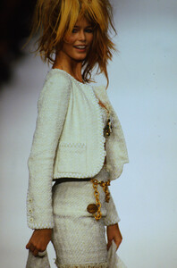 1893270390_chanel-ss-1994(6).thumb.jpg.4831281445eef1b4a9e76cd6a320abd3.jpg