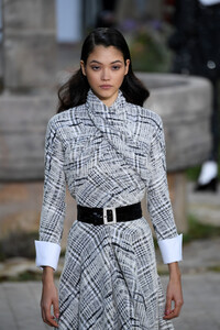 1894425982_ChanelRunwayParisFashionWeekHauteCouture8ieYpxt162Tx.thumb.jpg.569b655fc7c61eb9fb247185377cd95e.jpg