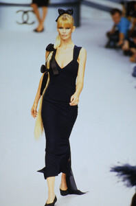 1896406472_chanel-hc-fw-1995(10).thumb.jpg.f1372995bf4a8f2fdcf92ce2ee7c0f9b.jpg