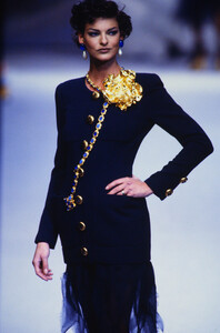 1898646292_chanel-hc-ss-1992(11).thumb.jpg.1e4d0e1259c66a85ac329b49d669a13f.jpg