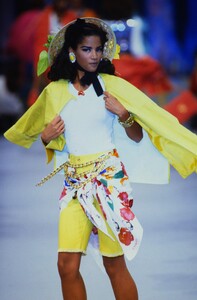 1908756033_chanel-ss-1992(3).thumb.jpg.1a30a8bb9ee957664646843ab3ce8f70.jpg