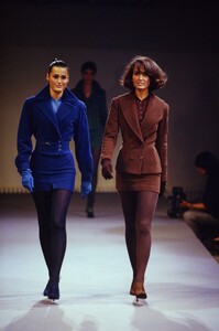 191054154_azzedine-alaia-fw-1990(24).thumb.jpg.5882de0d962ff55ba3002c38266ded55.jpg