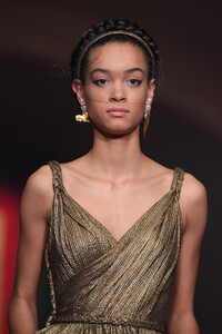 1923413571_DiorRunwayParisFashionWeekHauteCoutureQRiRKGdPP6cx.thumb.jpg.0a042b7204fabb30fef0781fa90cc11f.jpg