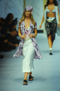 1927412067_chanel-ss-1993(20).thumb.jpg.aaf10e1a9b04a7c2f0af72520cc2d2db.jpg