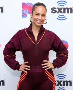 Alicia+Keys+Visits+SiriusXM+Hollywood+Studio+82LU4azpbrnx.jpg