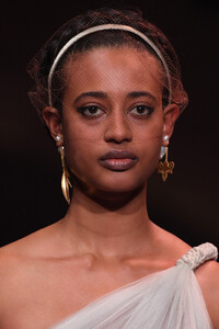 1948065153_DiorRunwayParisFashionWeekHauteCoutureYKbCHrEORYhx.thumb.jpg.a1436c396c5238f31e16c4594f6f9026.jpg