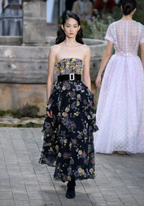 1955568747_ChanelRunwayParisFashionWeekHauteCoutureegXmbwHRG8px.thumb.jpg.9d22e1a856abf650871b383a37665e15.jpg