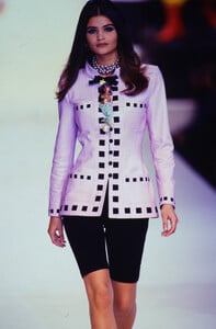 196072665_chanel-ss-1991(12).thumb.jpg.88f95151bf57f1e3dbbf66646e70a177.jpg