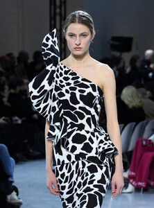 1966088913_AlexandreVauthierRunwayParisFashionWeekkH6_JMjV-y2x.thumb.jpg.1e026501c1ddcd67543b2ef12ac21fa4.jpg