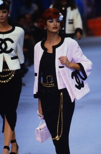 1969870945_chanel-ss-1992(6).thumb.jpg.f7ea41713ddfec2cfe449cc7031f6c23.jpg