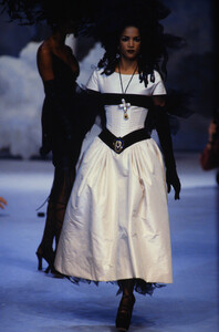1982995042_chanel-hc-ss-1992(1).thumb.jpg.ffe44cb27aa7aede4f2a239352472bee.jpg