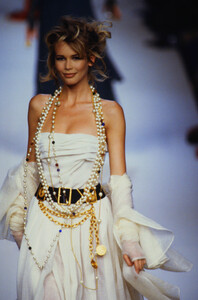 1984865257_chanel-hc-fw-1992(15).thumb.jpg.66e97715aead256f4d80198bd47ed504.jpg