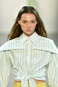 1990006209_DamoWangRunwaySeptember2019NewYorkFashionUZhCGLymbRux.thumb.jpg.9e38ce956cd7901a382216596efa1c90.jpg