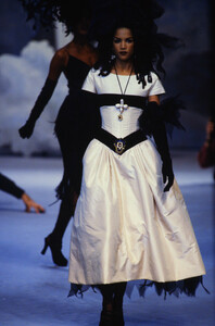 1998108137_chanel-hc-ss-1992(4).thumb.jpg.6fa5b6a4af0447f6fbb811cf04019254.jpg