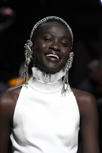 2012740560_GivenchyRunwayParisFashionWeekHauteCoutureAO7B70ggDmax.thumb.jpg.2929ceda7fcceb697873aec0cf3678e0.jpg