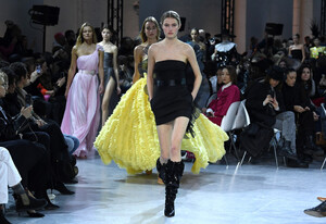 2021084914_AlexandreVauthierRunwayParisFashionWeekF_G3xvrOfhxx.thumb.jpg.3e6a410d884764ac6c7d86ded1b06542.jpg