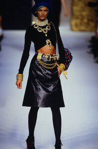 2031839552_chanel-hc-fw-1992(3).thumb.jpg.58ea2ccaa7ce37174474d547e4f38c9a.jpg