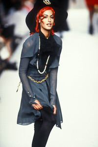 2038584569_Chanel1992HauteCouture121.thumb.jpg.61181f022469a63ef7b83a515e3327d1.jpg