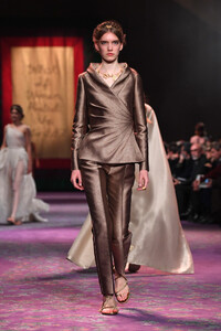 2042021287_DiorRunwayParisFashionWeekHauteCoutureNOUaCHTzWZKx.thumb.jpg.70ffb68adf064d42202f85b0315a0cc6.jpg