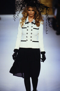 2042716176_chanel-hc-fw-1992(7).thumb.jpg.5a5c4cc490147236fba9b6d5f248babe.jpg